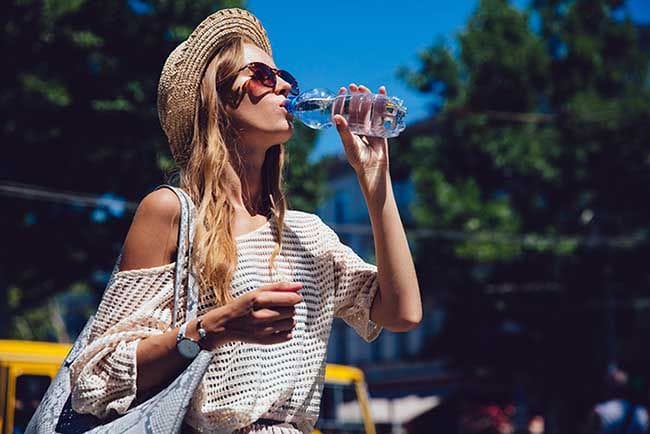 Razones por las que el agua no te ayuda a adelgazar 