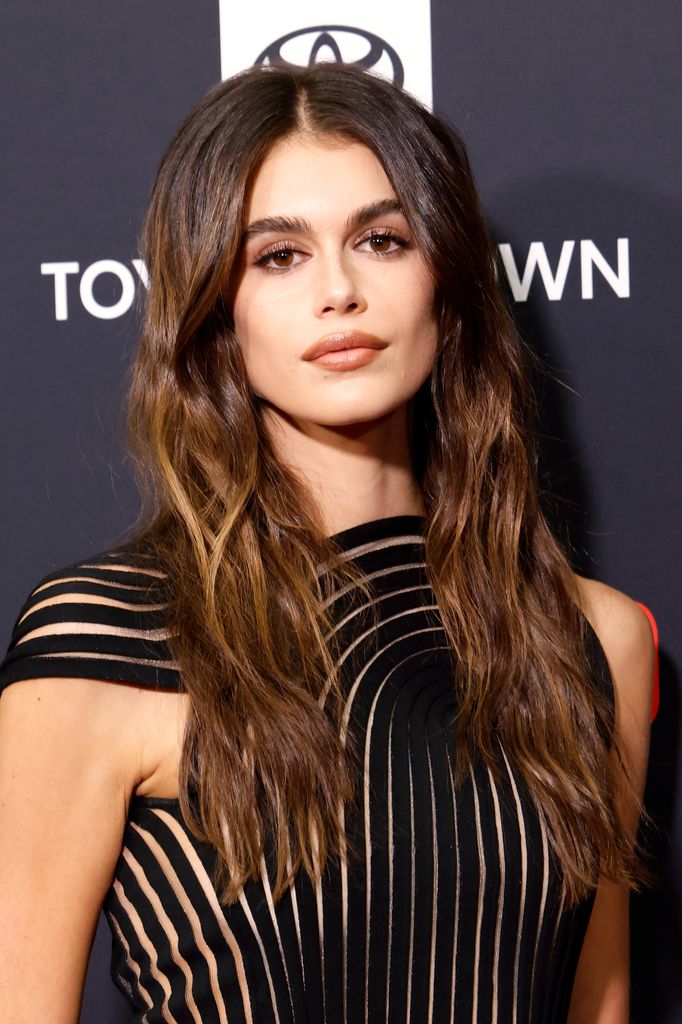 Kaia Gerber luce un tono de cabello más claro