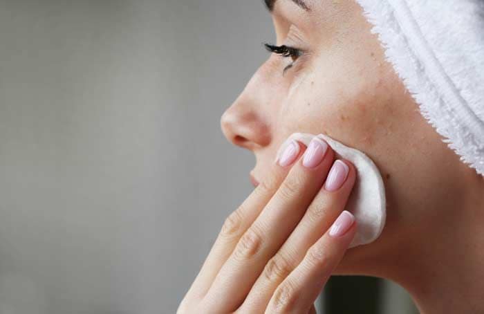 mujer limpiando su rostro