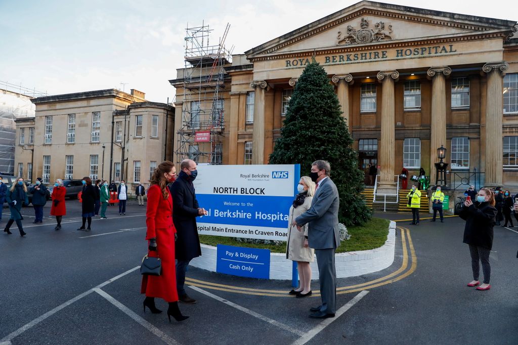 El príncipe Guillermo y la princesa Kate visitando el Royal Berkshire Hospital en diciembre de 2020