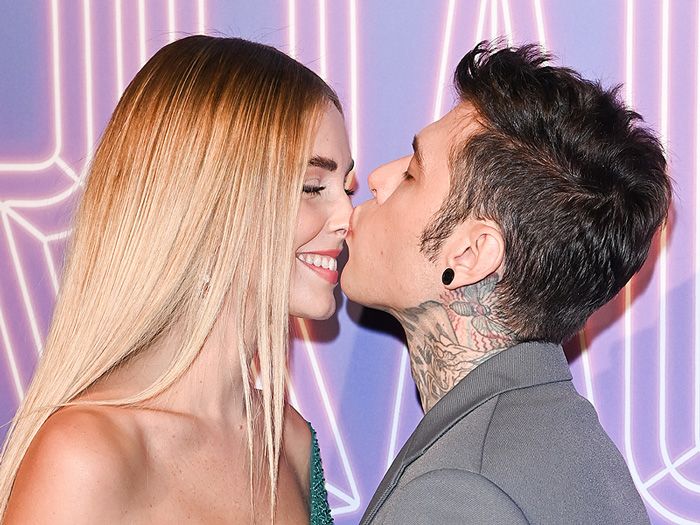 Fedez le da un beso a Chiara en la nariz 