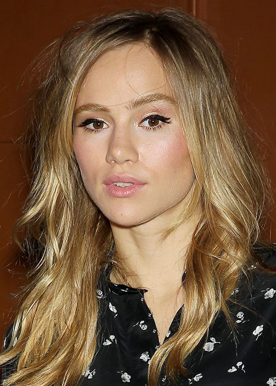 Suki Waterhouse elige los tonos rosas y los acabados nacarados para este beauty look de verano.
