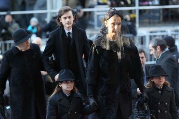 Céline Dion, compungida durante el funeral de su marido
