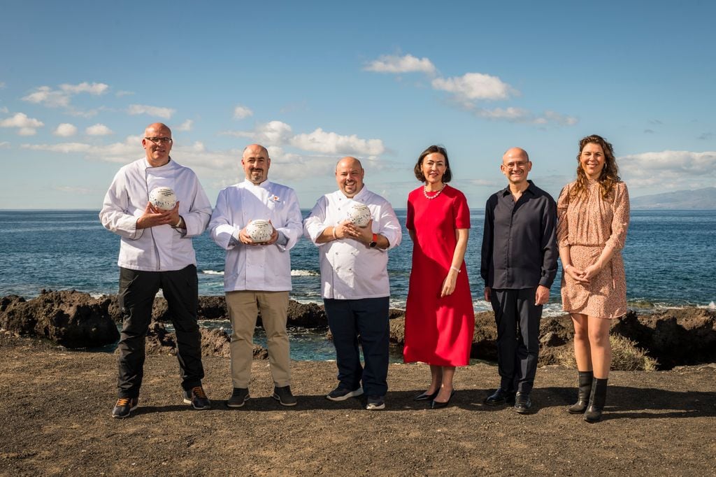 Autoridades y cocineros premiados, ayer en Tenerife. De izda a dcha: Pedro Hernández (El Duende del Fuego), Carlos Echapresto (Venta Moncalvillo), Jordi Esteve (Nectari), Ana Rodríguez Castaño (secretaria general de Recursos Agrarios y Seguridad Alimentaria), Jose Miguel Herrero (director general de la Industria Alimentaria) y María Ritter (directora de Guía Repsol).