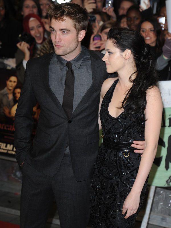 Robert y Kristen posando juntos en un evento