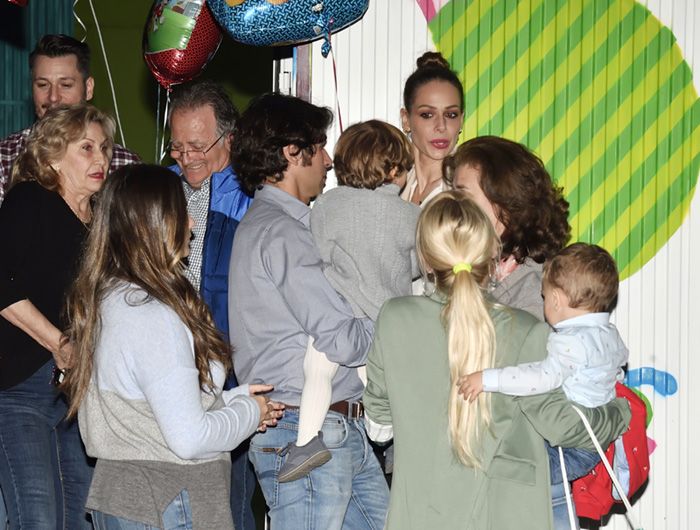 Eva González y Cayetano Rivera, con su hijo en brazos, se despiden de los invitados a la fiesta