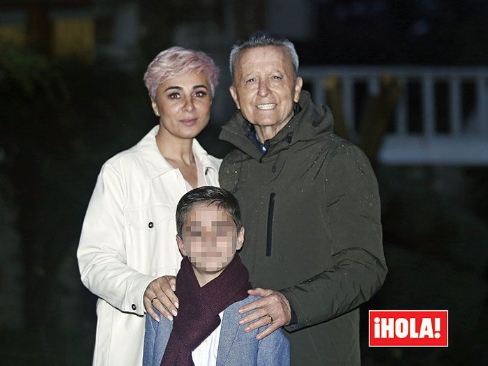 Imagen de Ana María Aldón con su marido y su hijo 