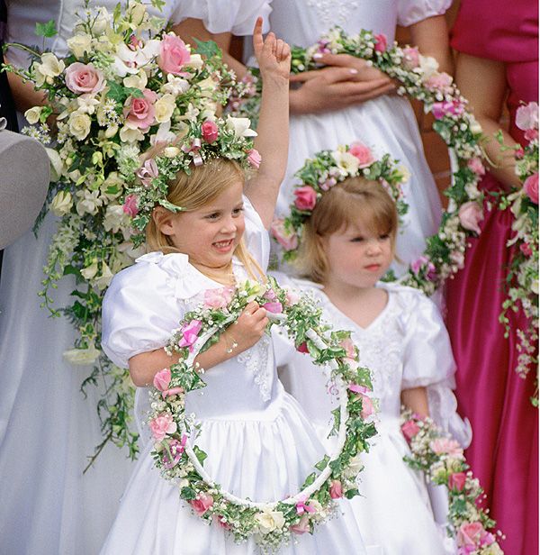 Simpática instantánea de las princesas Beatriz y Eugenia, que fueron damitas de honor en la boda de su niñera Alison Wardley que se celebró en abril de 1993.
