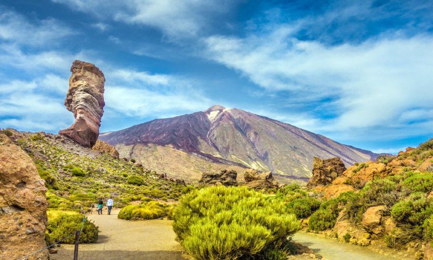 Panorámica del Roque Cinchado con el pico del Teide al fondo, en el Parque Nacional del Teide en Tenerife