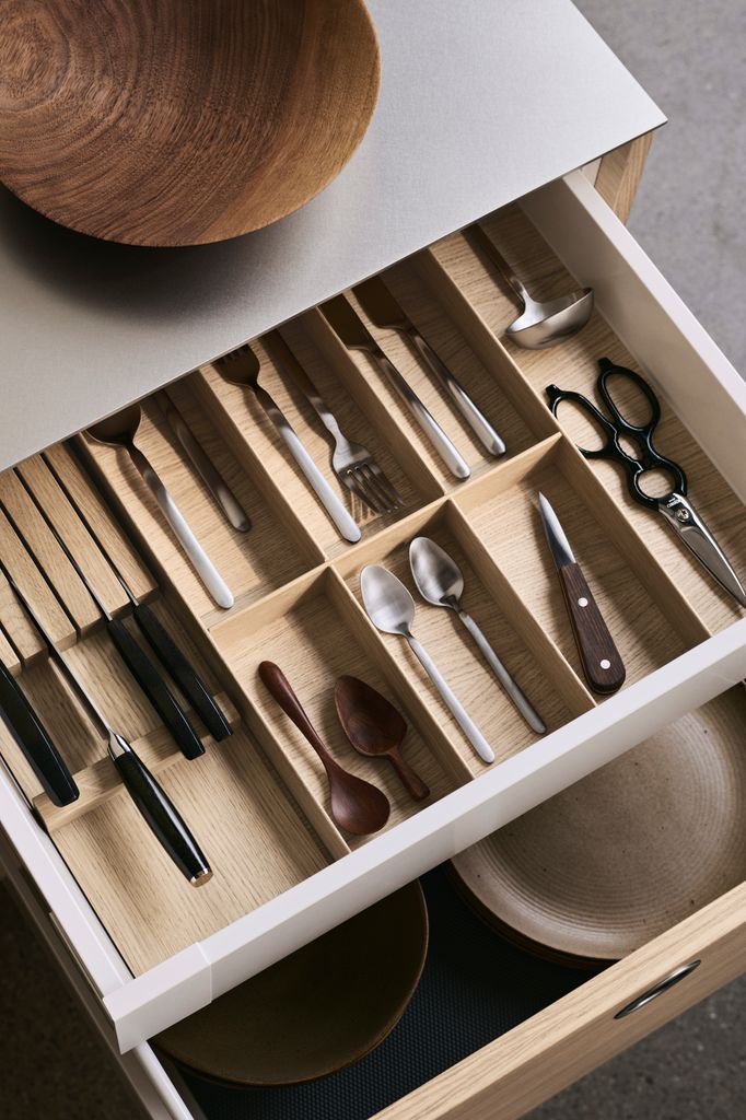 Cajón de cocina ordenado.