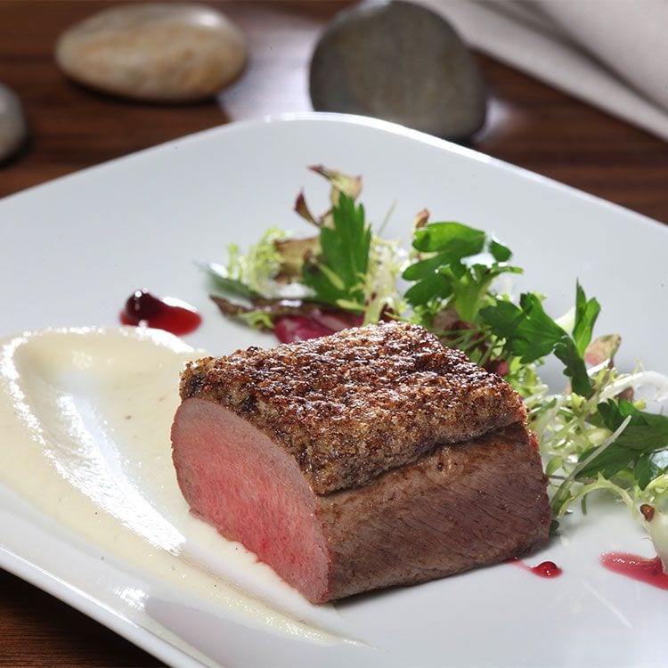 Lomo de venado con costra de pan de centeno y puré de coliflor a la vainilla