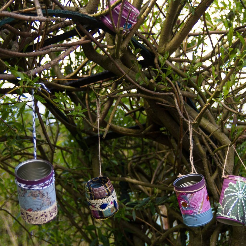 latas colgantes de colores