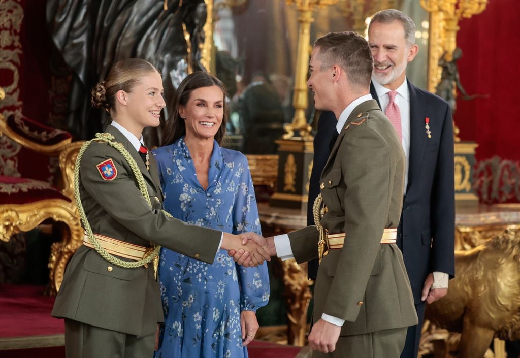 La princesa Leonor con los reyes en la recepción en el Palacio Real