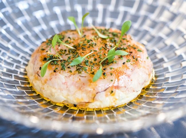 El restaurante 'Bacira' estará presente en la nueva edición del 'Mercado de Sabores'. Su tapa propuesta para la ocasión: esta apetecible 'Ensaladilla de aji amarillo, tobiko y carpaccio de gambas' que vemos en la imagen.
