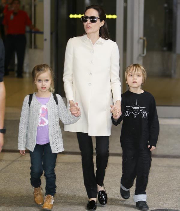 Angelina Jolie con sus hijos mellizos, Knox y Vivienne
