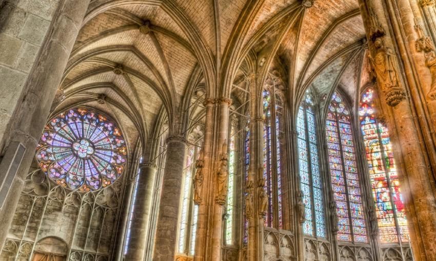 Interior de la basílica de St. Nazaire en Carcassonne, Francia