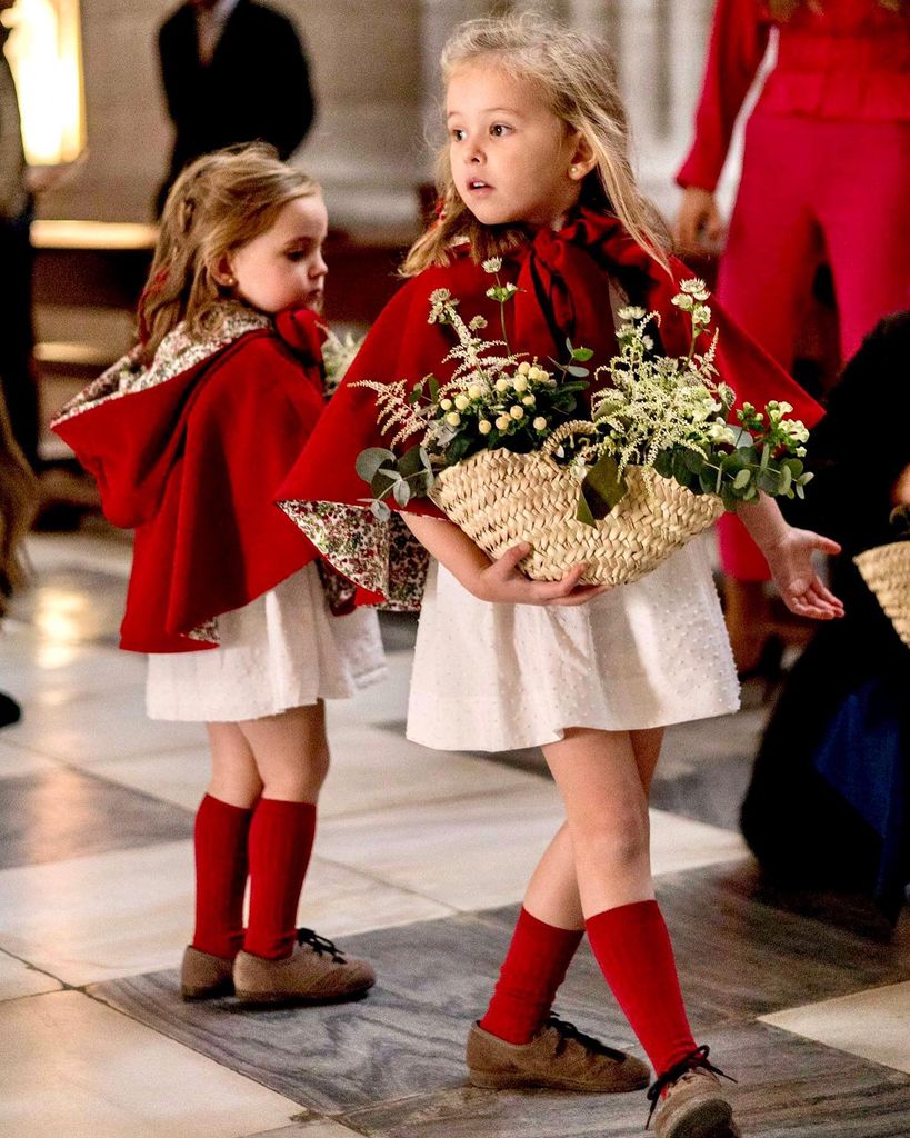 Niños de arras bodas de invierno capas rojas