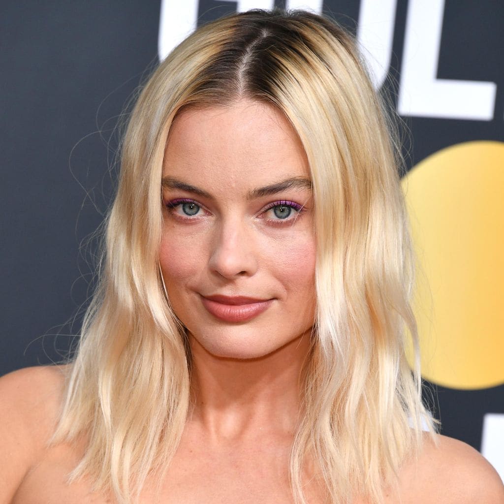 margot robbie con cabello suelto ondas y raya en el medio