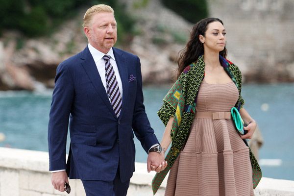 Boris Becker, entrenador actual del novio, con su esposa Lilly Kerssenberg, llegando a la ceremonia