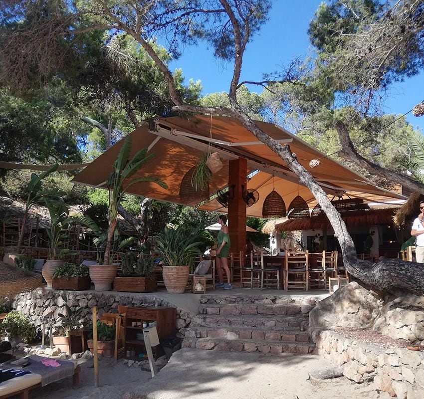 Restaurante a pie de playa en cala Gracioneta, Ibiza