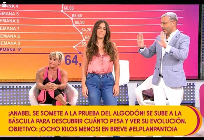 Anabel Pantoja subiendo a la báscula