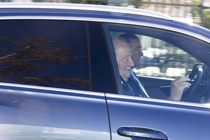 Don Juan Carlos aterriza en Madrid con la infanta Cristina para asistir al cumpleaños de la infanta Elena