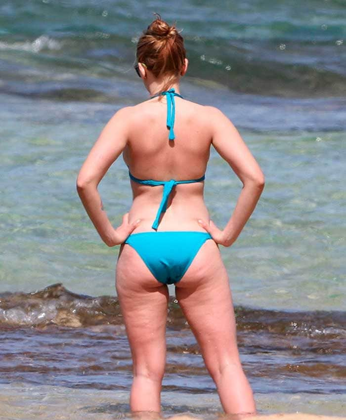 Scarlett Johansson de espaldas mirando al mar durante unas vacaciones en Hawái