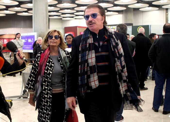 María Teresa Campos y Edmundo Arrocet en el aeropuerto