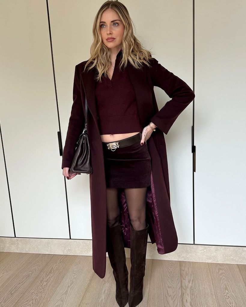 Chiara Ferragni con look burdeos