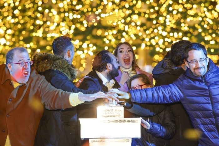 Ana Guerra junto a los actores de Campeones en el encendido navideño de Madrid