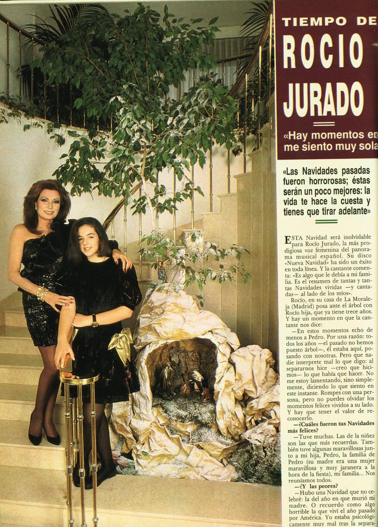 HOLA 2421. Navidad 1990/1991. Rocío Jurado y Rocío Carrasco posando en su casa de La Moraleja.