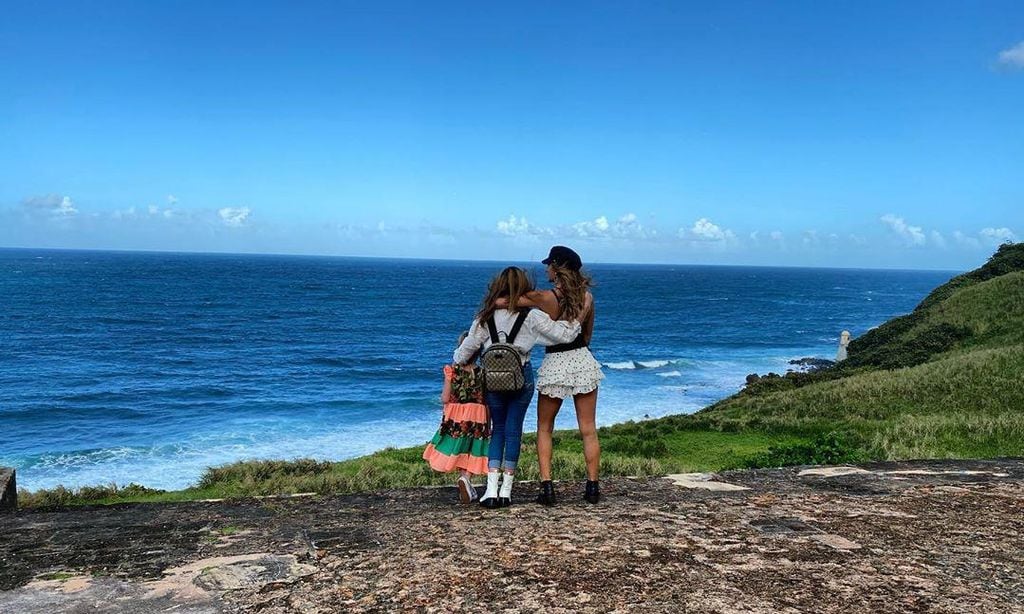 Geraldine Bazán y sus hijas en Puerto Rico