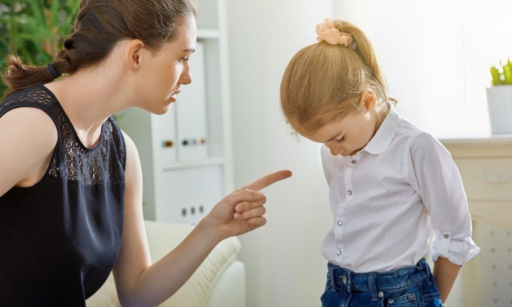 madre enfadada con su hija