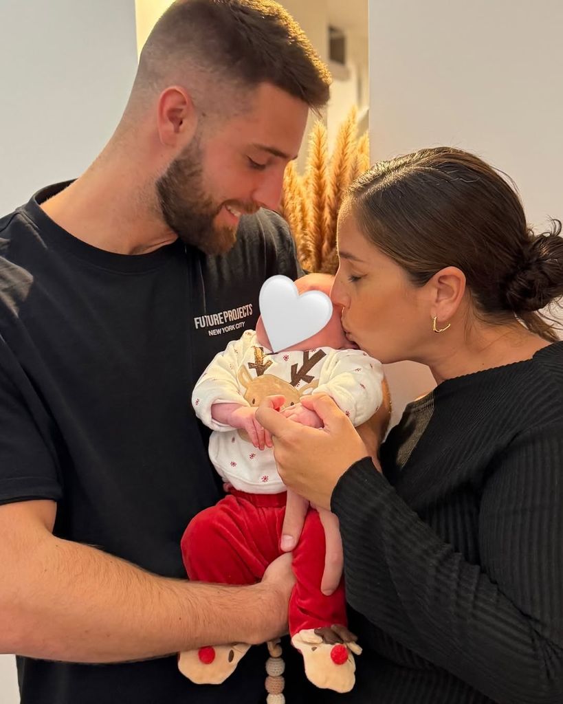 Anabel Pantoja junto a  David Rodríguez y la pequeña Alma