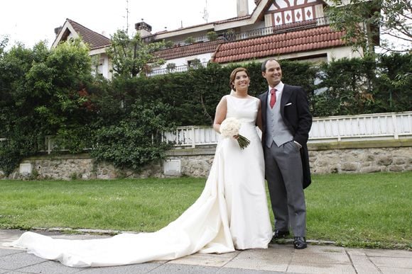 Posado de la feliz pareja en los aledaños de la Iglesia en la zona residencial de Neguri, donde tienen fijada su residencia