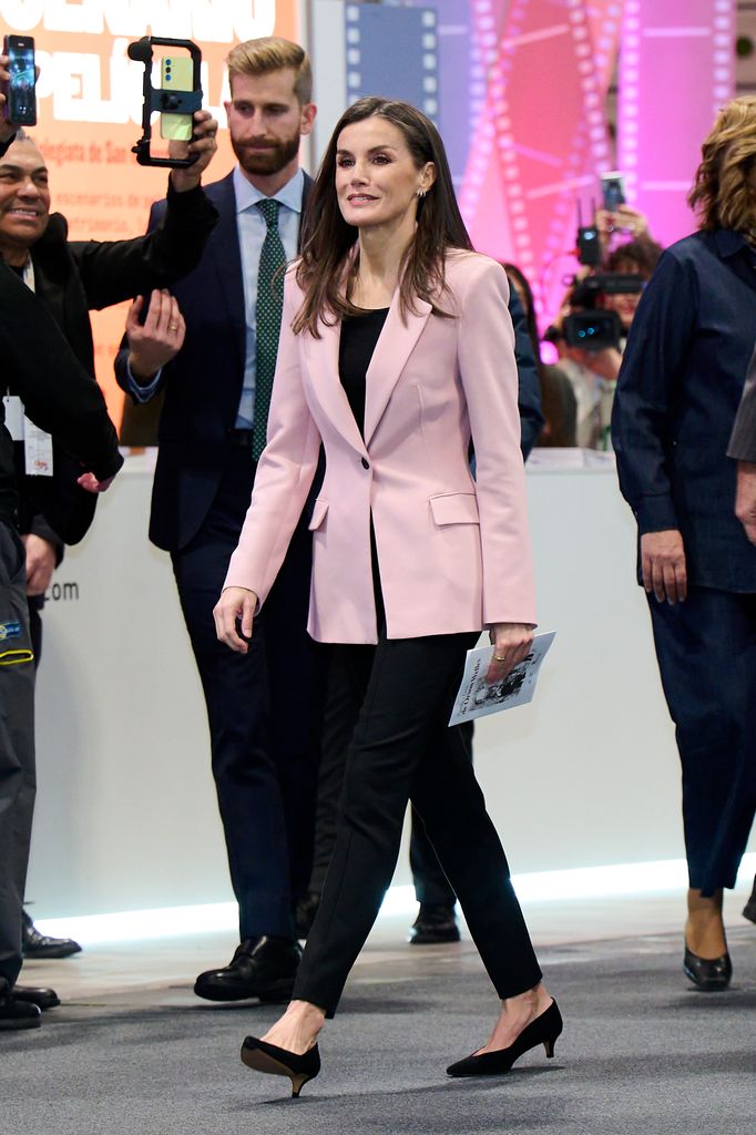 La reina Letizia demuestra como elevar tus básicos con un saco rosa de Zara