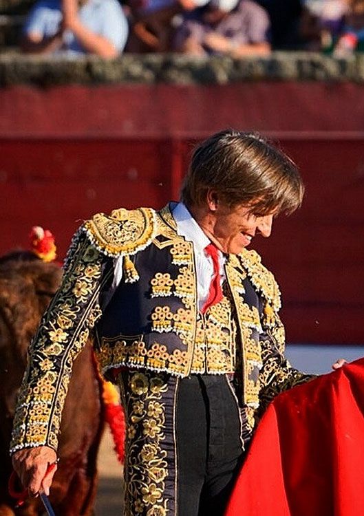 Manuel Díaz 'El Cordobés' vestido de torero y brindando el toro a la afición