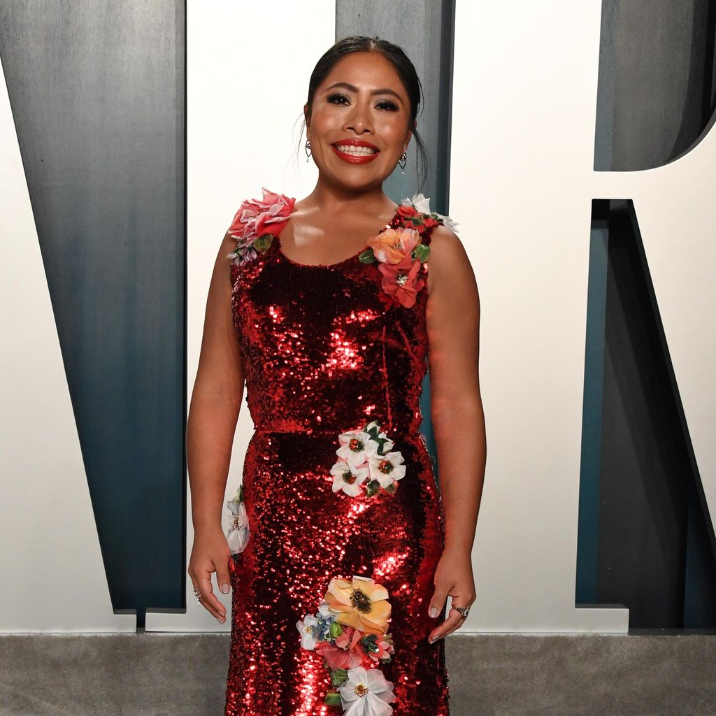 Yalitza Aparicio se suma a la tendencia de las celebs latinas que lucen rojo