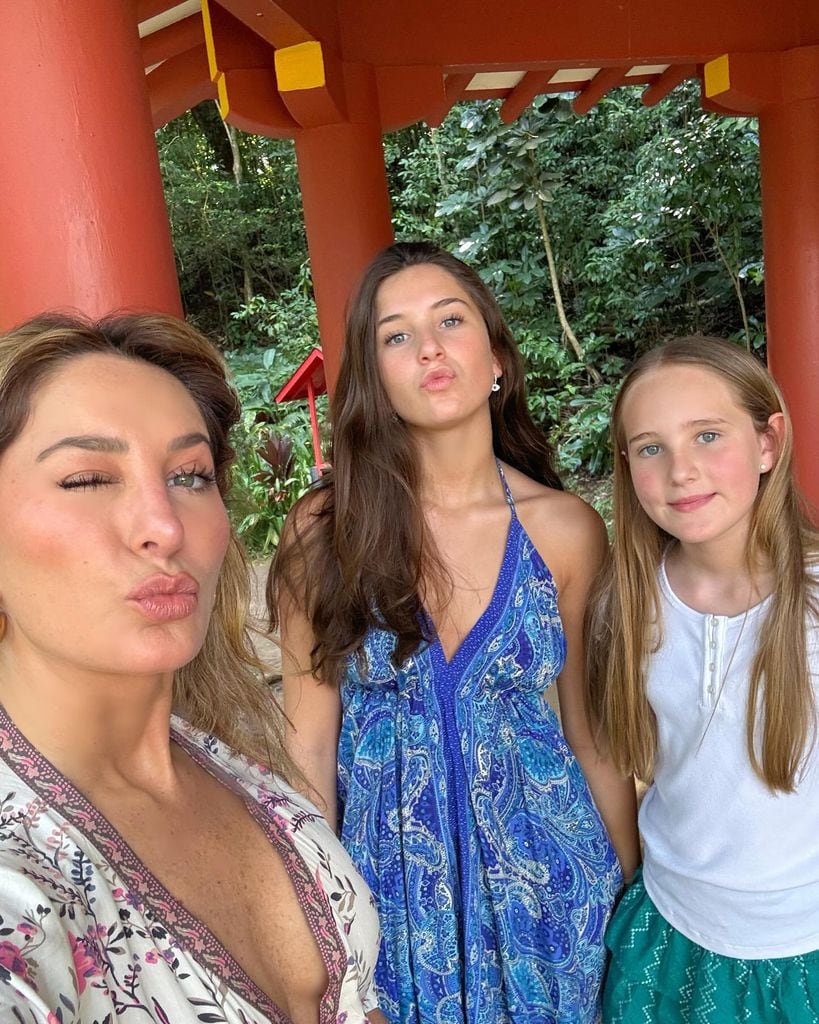 Geraldine Bazán y sus hijas en Hawái.