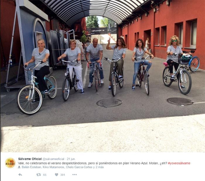 Antes de trasladarse a Cuenca para realizar un curso intensivo del carnet de conducir, la colaboradora de Sálvame posó junto a sus compañeros en esta divertida fotografía en plan 'Verano azul'
