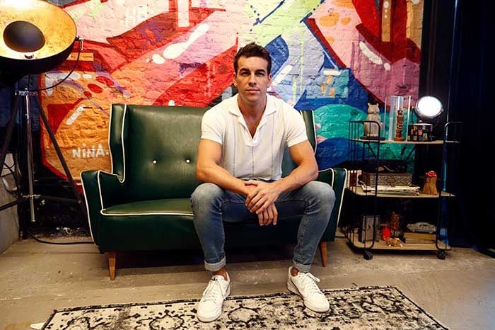 Mario Casas posando frente a un graffity