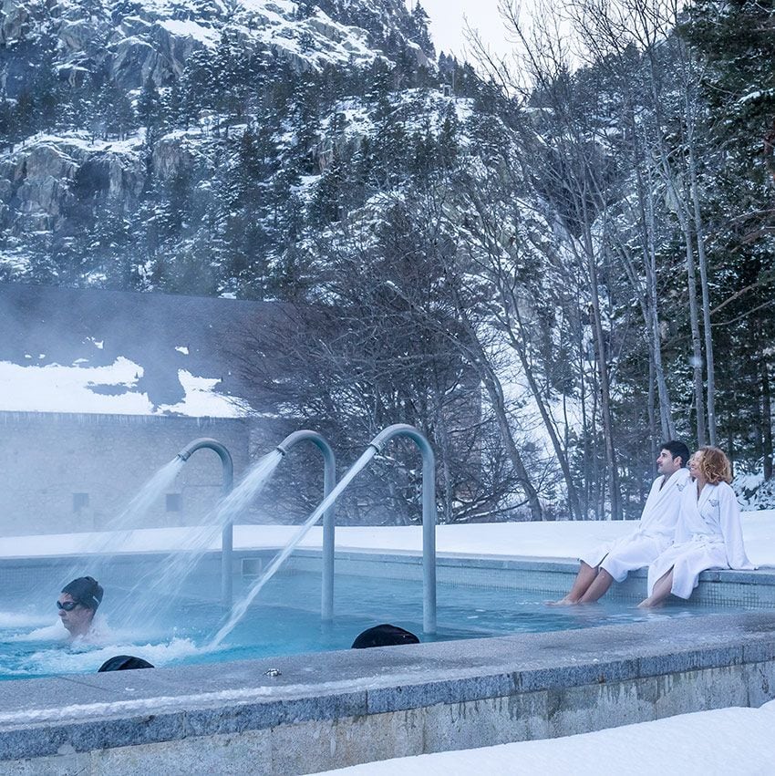 Personas relajándose en termas