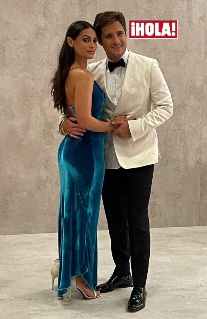 Diego Boneta y Renata Notni en Premios Platino