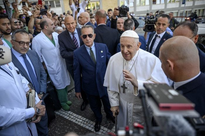 papa Francisco abandonando el hospital 