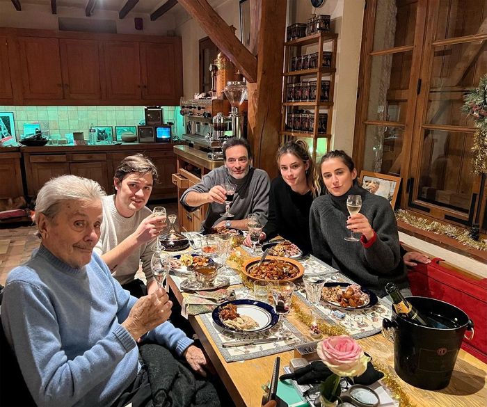 Alain Delon con sus hijos Alain Fabien y Anthony, y sus nietas Liv y Loup
