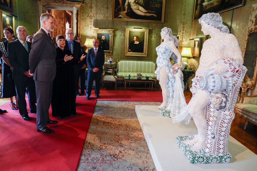 El rey Felipe VI asiste a la inauguración de la muestra 'Flamboyant. Joana Vasconcelos en el Palacio de Liria'