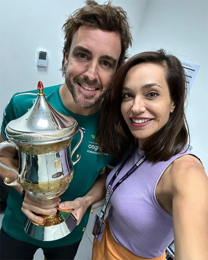 Fernando Alonso celebra con Andrea Schlager su tercer puesto en el GP de Baréin