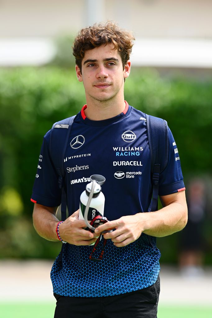 Franco Colapinto camina por el Paddock antes de la práctica previa al Gran Premio de Singapur de F1 en el Circuito Callejero de Marina Bay