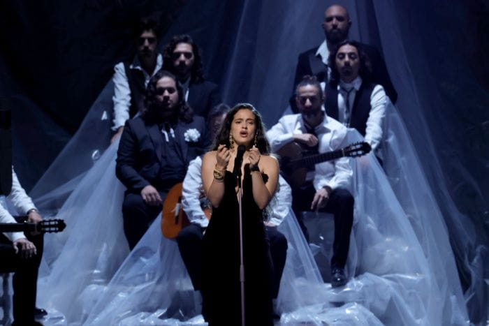 Rosalía durante su actuación en los Grammy Latinos