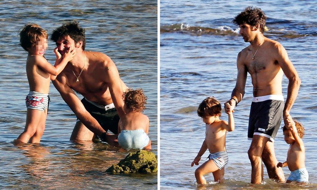 
El divertido chapuzón que el diestro se dio en la playa, días antes, con el pequeño Cayetano y su sobrino Martín.
